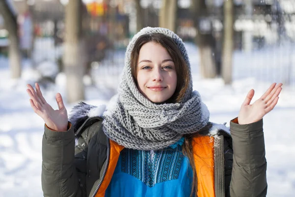 Portret de tânără fată frumoasă purtând eșarfă albă tricotată — Fotografie, imagine de stoc