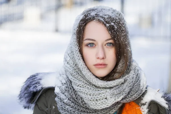Портрет молодой красивой девушки в белом трикотажном шарфе — стоковое фото