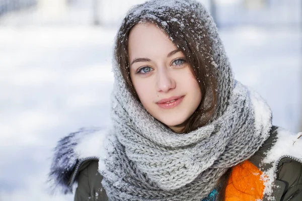 Portret de tânără fată frumoasă purtând eșarfă albă tricotată — Fotografie, imagine de stoc