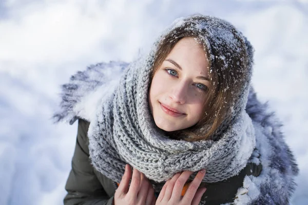 Porträtt av ung vacker flicka klädd i vit stickad halsduk — Stockfoto