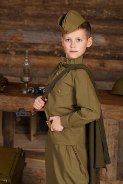 Eski Sovyet askeri üniformalı Rus çocuk 