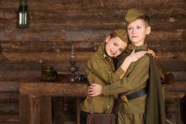 Büyük Vatanseverlik Savaşı üniformalı iki çocuk.