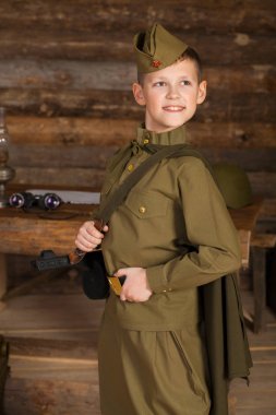 Eski Sovyet askeri üniformalı Rus çocuk 
