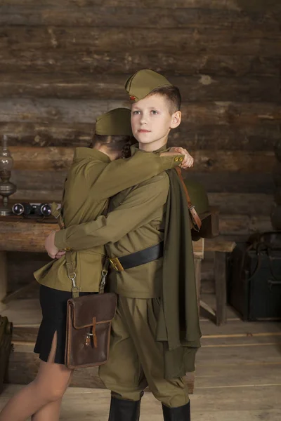 대애국 전쟁에서 군복을 입은 두 자녀 — 스톡 사진