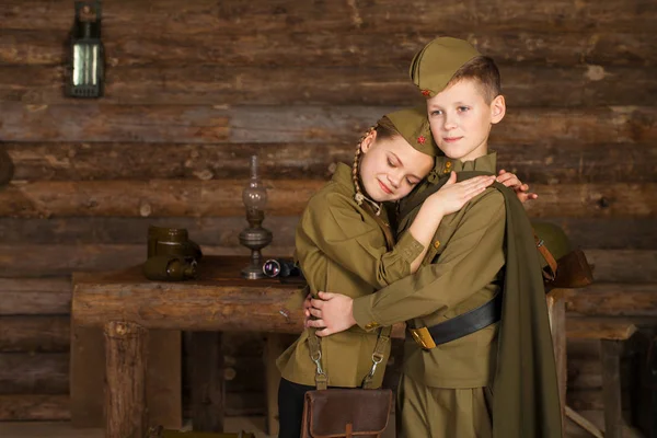 Dos niños con uniformes militares de la Gran Guerra Patria — Foto de Stock