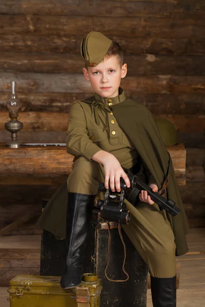 Ruský chlapec v staromódní sovětské vojenské uniformě — Stock fotografie