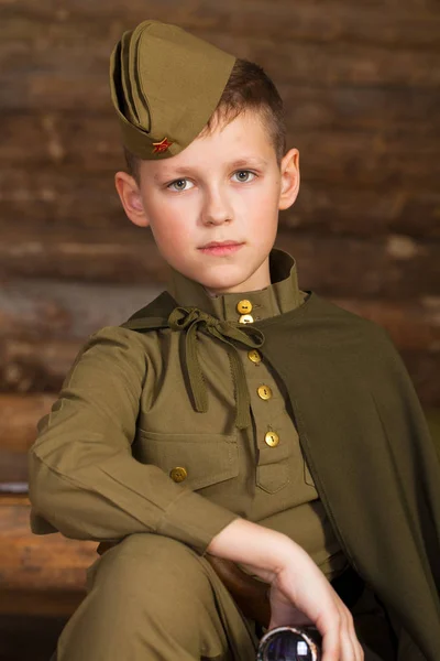 Chico ruso con el anticuado uniforme militar soviético —  Fotos de Stock