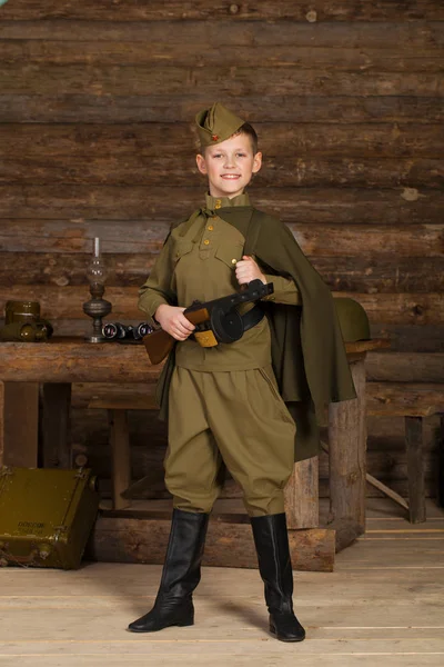 Chico ruso con el anticuado uniforme militar soviético — Foto de Stock