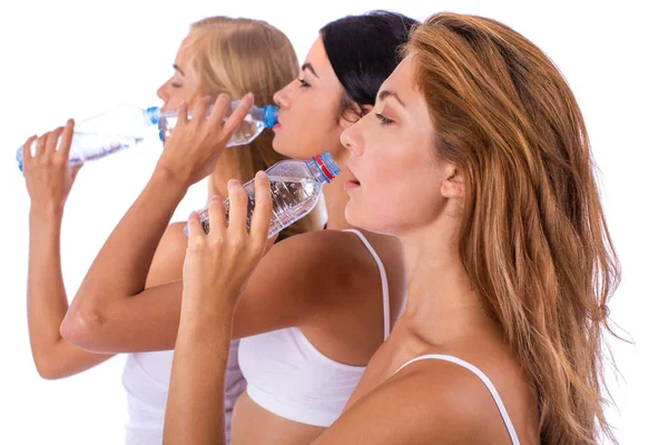 Mujeres de fitness. Tres jóvenes hermosas novias bebiendo agua — Foto de Stock