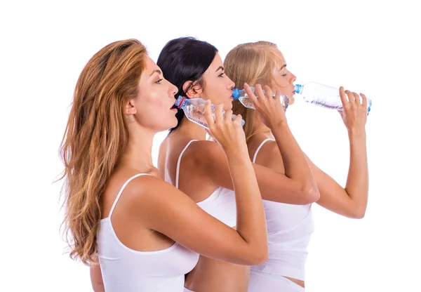 Fitness women. Three young beautiful girlfriends drinking water — Stock Photo, Image