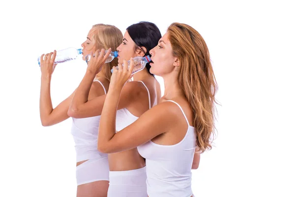 Fitness women. Three young beautiful girlfriends drinking water — Stock Photo, Image