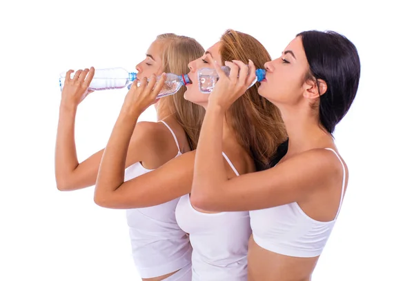 Mujeres de fitness. Tres jóvenes hermosas novias bebiendo agua —  Fotos de Stock