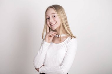 Ha ile koyu sarışın genç ve güzel kız öğrenci portresi kadar kapatın