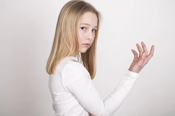 Close-up van portret van een vrij jong schoolmeisje met donker blonde — Stockfoto