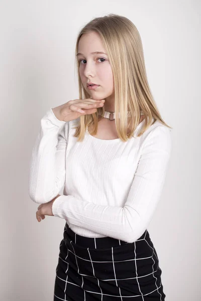 Gros plan portrait d'une jolie jeune écolière avec blonde foncée — Photo