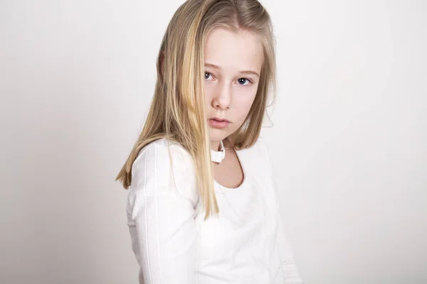 Gros plan portrait d'une jolie jeune écolière avec blonde foncée — Photo