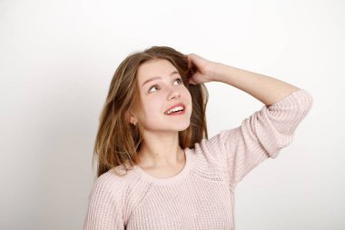 Ha ile koyu sarışın genç ve güzel kız öğrenci portresi kadar kapatın