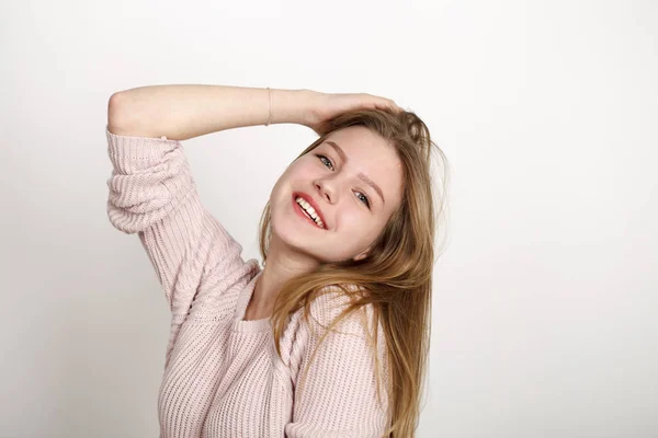 Gros plan portrait de jolie jeune écolière avec ha blonde foncée — Photo