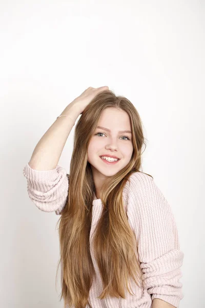 Close-up portret van vrij jong schoolmeisje met donker blonde ha — Stockfoto