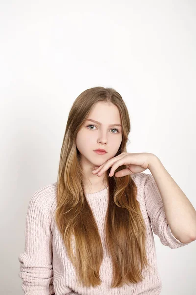 Attraktive blonde Mädchen mit ihren Händen auf dem Gesicht — Stockfoto