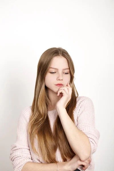 Aantrekkelijke Blonde meisje met haar handen op haar gezicht — Stockfoto