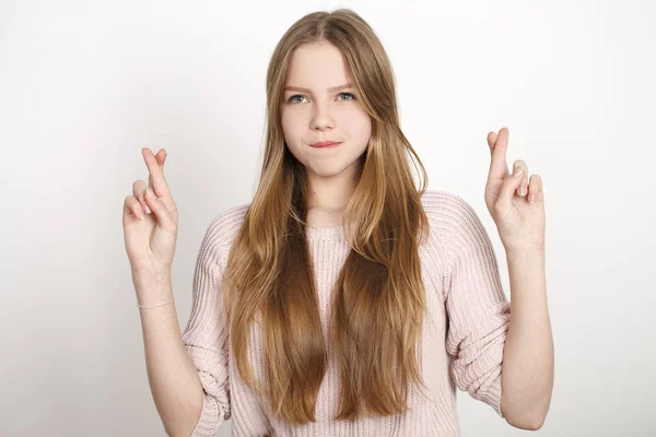 Blond tjej med fingrar korsade. Blond tjej med fingrar cross — Stockfoto