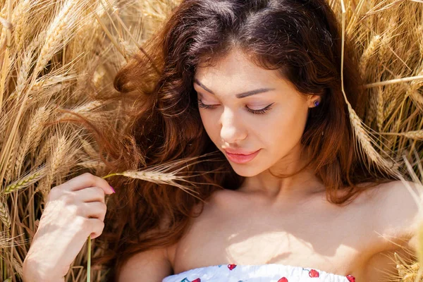 Brünette Frau auf dem Weizenfeld — Stockfoto