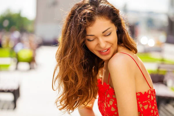 Mooie brunette vrouw in sexy rode jurk — Stockfoto