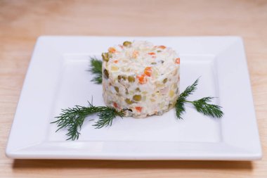 Restoran yemek - geleneksel Rus salatası 