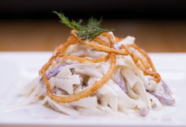 Salata kalamar mükemmel bir dekorasyon olduğunu 