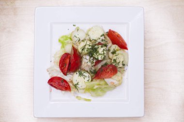 Taze sebze salatası ve bir masada ekmek