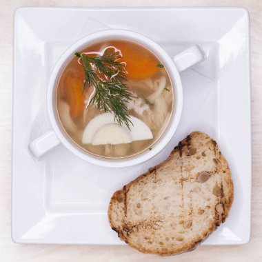 Beyaz bir bardak tavuk şehriye çorbası 