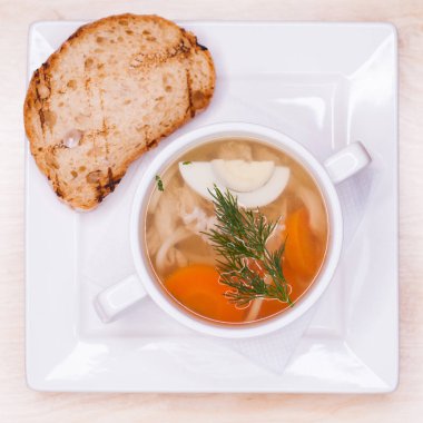 Beyaz bir bardak tavuk şehriye çorbası 