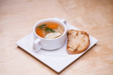 Beyaz bir bardak tavuk şehriye çorbası 