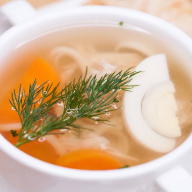 Beyaz bir bardak tavuk şehriye çorbası 