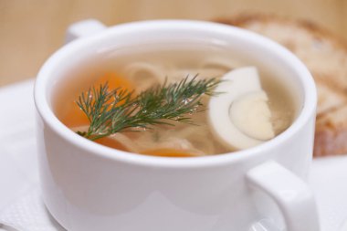 Beyaz bir bardak tavuk şehriye çorbası 