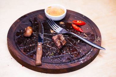 Biftek üzerinde beyaz yemek yedikten sonra et