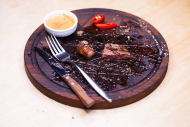 Biftek üzerinde beyaz yemek yedikten sonra et