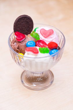 Pembe dondurma kruvasan 