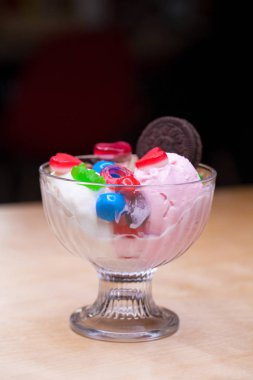 Pembe dondurma kruvasan 