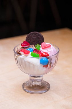 Pembe dondurma kruvasan 