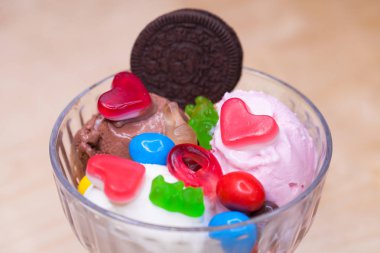 Pembe dondurma kruvasan 