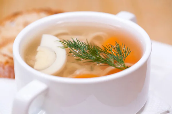 Куриный суп с лапшой в белой чашке — стоковое фото