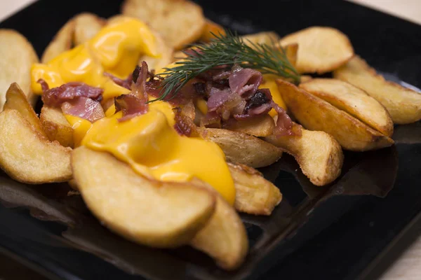 Opečené brambory s anglickou slaninou v talíř na dřevěný stůl — Stock fotografie