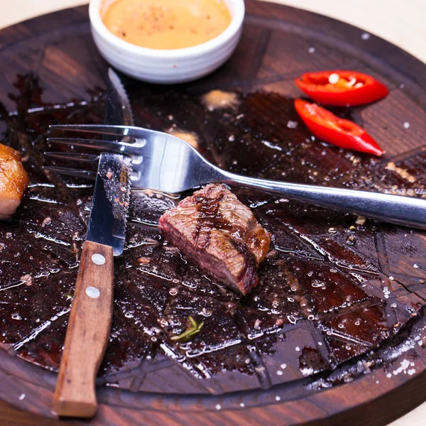 Biftek üzerinde beyaz yemek yedikten sonra et