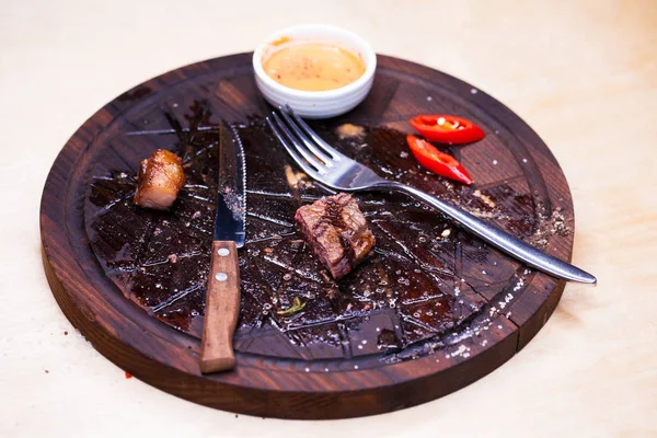 Biftek üzerinde beyaz yemek yedikten sonra et