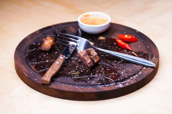 Carne depois de comer bife no prato branco — Fotografia de Stock