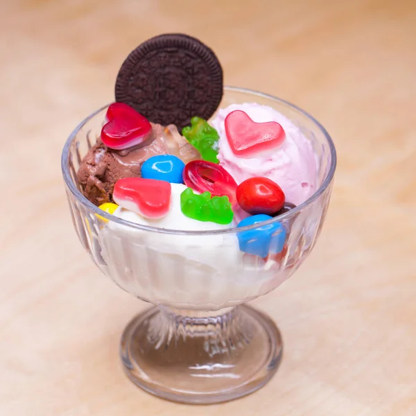 Pembe dondurma kruvasan 