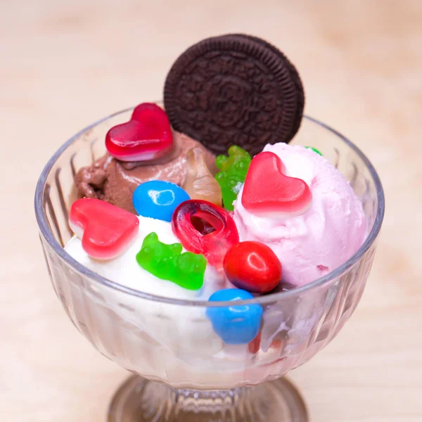 Pembe dondurma kruvasan 