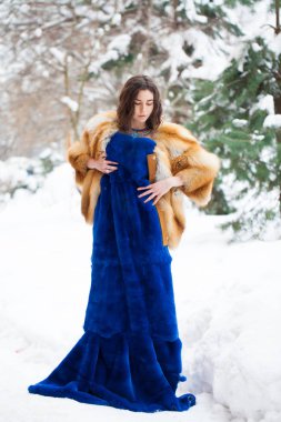 Kış park üzerinde poz kürk ceket genç güzel kadın